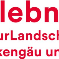 Logo der Erlebnistour mit rotem Text: "Erlebnistour. KulturLandschaft zwischen Heckengäu und Schönbuch" und drei roten Balken links., © Verband Region Stuttgart