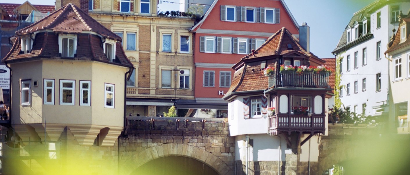 Historische Gebäude in Esslingen am Neckar mit Fachwerk und Blumen auf Balkonen. Die Architektur zeigt traditionelle Stilelemente., © Esslinger Stadtmarketing & Tourismus GmbH