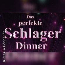 Logo von 'Das perfekte Schlager Dinner' auf lila Hintergrund mit funkelnden Lichtern., &copy; links im Bild