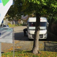 Wohnmobilstellplatz in Bad Überkingen mit einem geparkten Wohnmobil, Bäumen und einem Schild mit QR-Code und Informationen., © Archiv Gemeinde Bad Überkingen Wohnmobilstellplatz in Bad Überkingen mit einem geparkten Wohnmobil, Bäumen und einem Schild mit QR-Code und Informationen., © Archiv Gemeinde Bad Überkingen