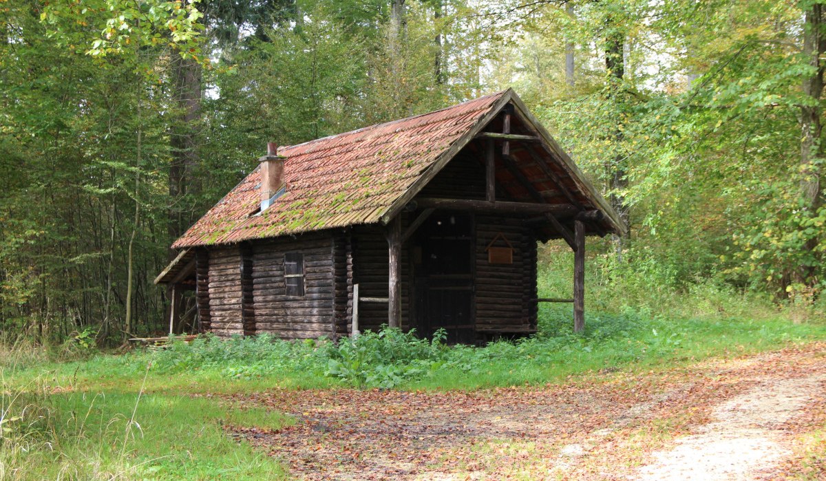 Der Weg führt an einer Holzhütte vorbei, © Bad Urach Tourismus