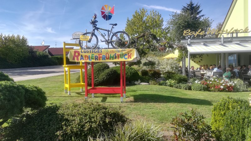 Das Bild zeigt die Au&szlig;enterrasse des integrativen Caf&eacute; Morlock auf dem Stumpenhof., &copy; Kulturamt Stadt Plochingen