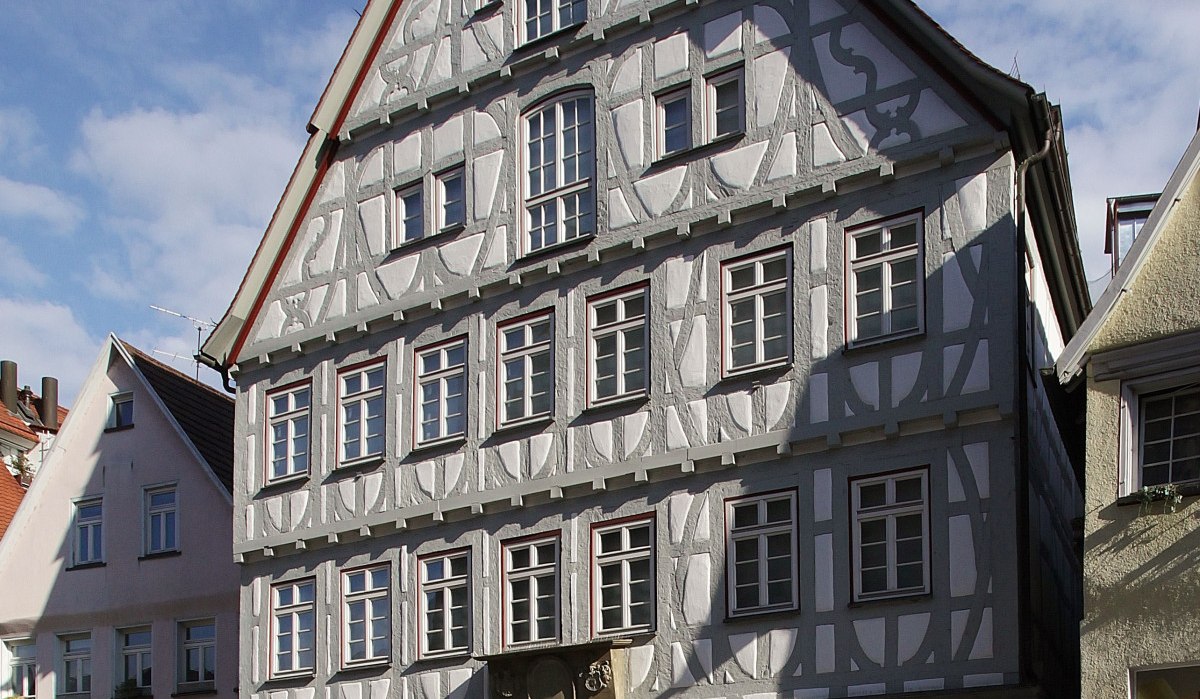 Fachwerkgebäude des Naturkundemuseums Reutlingen mit grauer Fassade und mehreren Fenstern, bei sonnigem Wetter aufgenommen., © Mythos Schwäbische Alb im Landkreis Reutlingen e.V.
