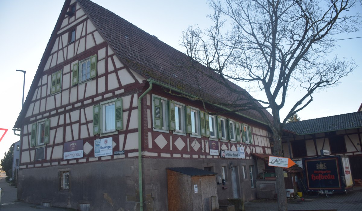 Fachwerkhaus mit grünen Fensterläden, Schildern für Weinverkauf und Getränke. Ein Baum steht davor, daneben ein Anhänger mit Aufschrift 'Stuttgarter Hofbräu'., © Land der 1000 Hügel - Kraichgau-Stromberg Fachwerkhaus mit grünen Fensterläden, Schildern für Weinverkauf und Getränke. Ein Baum steht davor, daneben ein Anhänger mit Aufschrift 'Stuttgarter Hofbräu'., © Land der 1000 Hügel - Kraichgau-Stromberg