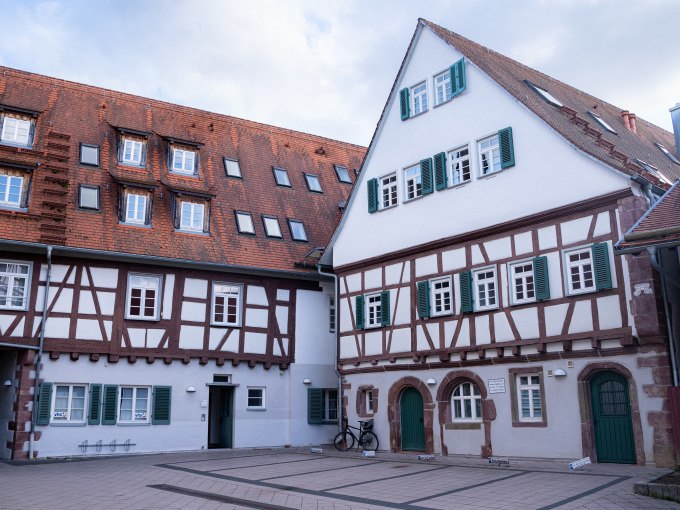 Fachwerkh&auml;user mit roten D&auml;chern und gr&uuml;nen Fensterl&auml;den in einer historischen Altstadt. Ein Fahrrad lehnt an der Wand., &copy; Stadtverwaltung Weil der Stadt