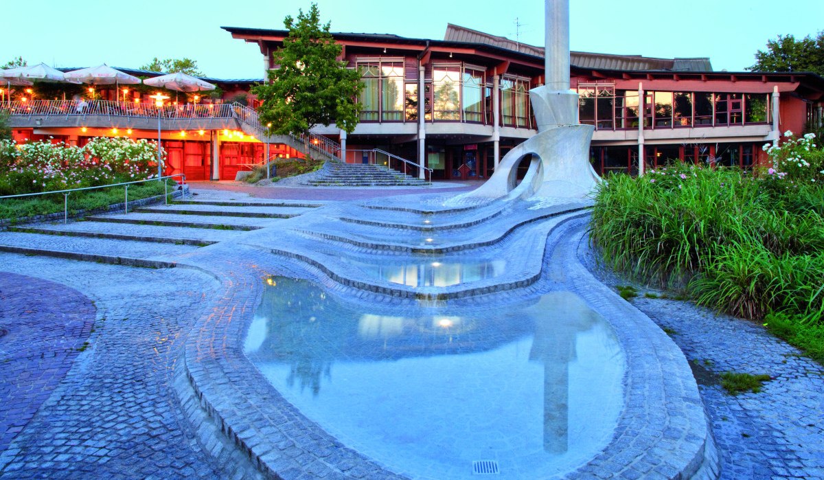 Modernes Bürgerzentrum mit beleuchteter Terrasse, geschwungenem Wasserlauf und gepflegter Gartenanlage bei Dämmerung., © WTM GmbH Waiblingen Modernes Bürgerzentrum mit beleuchteter Terrasse, geschwungenem Wasserlauf und gepflegter Gartenanlage bei Dämmerung., © WTM GmbH Waiblingen