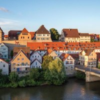 Panorama der malerischen Altstadt von Besigheim mit roten D&auml;chern und der Enz im Vordergrund, beleuchtet von der Abendsonne., &copy; SMG, Achim Mende
