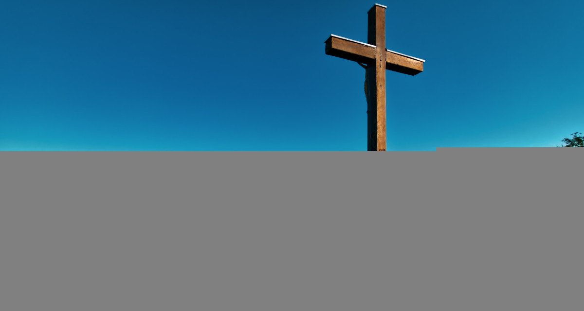 Ein gro&szlig;es Holzkreuz auf einer Wiese mit Blick auf eine malerische, h&uuml;gelige Landschaft unter klarem, blauem Himmel., &copy; Distretto di G&ouml;ppingen