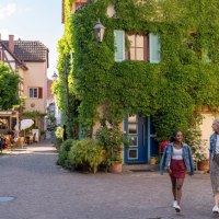 Zwei Frauen spazieren durch eine malerische Altstadt mit Fachwerkh&auml;usern und begr&uuml;nten Fassaden., &copy; Stadt Besigheim