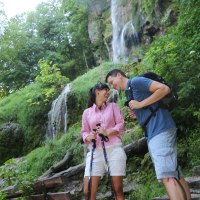 Zwei Wanderer stehen am Uracher Wasserfall, © Bad Urach Tourismus