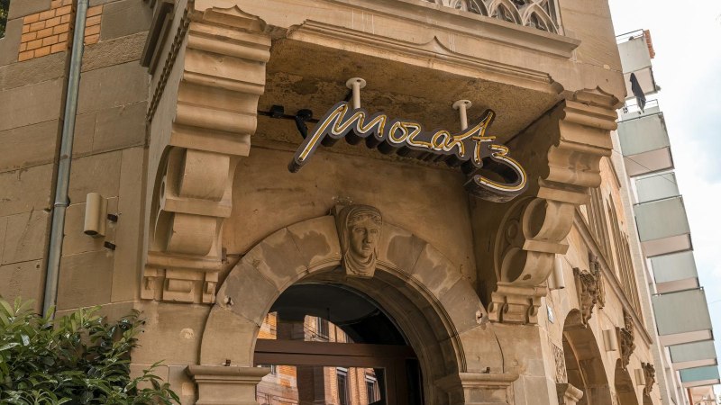 Eingang eines historischen Geb&auml;udes mit dem Schriftzug 'Mozart3' &uuml;ber dem Torbogen. Verzierungen und Pflanzen sind sichtbar., &copy; SMG, Sarah Schmid