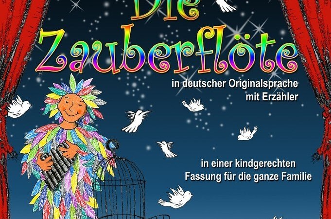 Plakat für 'Die Zauberflöte' mit bunter Figur in Federkostüm, umgeben von weißen Vögeln vor einem Sternenhimmel. Rote Vorhänge rahmen das Bild ein., © Go 2 - Convent GmbH Plakat für 'Die Zauberflöte' mit bunter Figur in Federkostüm, umgeben von weißen Vögeln vor einem Sternenhimmel. Rote Vorhänge rahmen das Bild ein., © Go 2 - Convent GmbH
