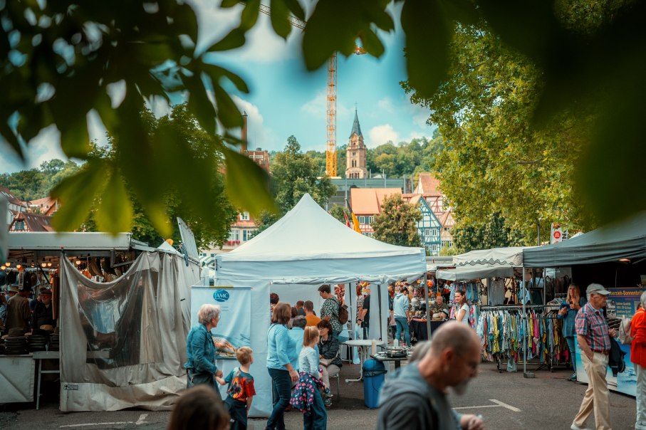 Verschiedene Marktst&auml;nde auf dem Kr&auml;mermarkt in Schw&auml;bisch Hall., &copy; Michael Kuehneisen