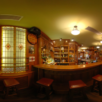 Gem&uuml;tliches Irish Pub mit Holzm&ouml;beln, Bar und dekorativen Glasfenstern. Warme Beleuchtung und rustikale Atmosph&auml;re laden zum Verweilen ein., &copy; Christian Neutelings Towers - Irish Pub