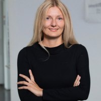 Frau mit langen blonden Haaren in schwarzem Oberteil, lächelnd, mit verschränkten Armen., © Stadt Waldenbuch