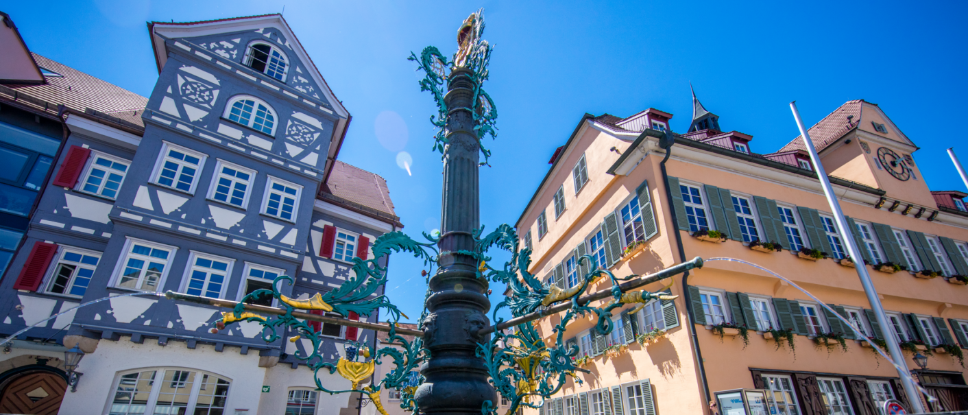Historische Fachwerkhäuser und ein kunstvoller Brunnen auf dem Marktplatz von Nürtingen unter blauem Himmel., © Stuttgart-Marketing GmbH, Achim Mende Historische Fachwerkhäuser und ein kunstvoller Brunnen auf dem Marktplatz von Nürtingen unter blauem Himmel., © Stuttgart-Marketing GmbH, Achim Mende