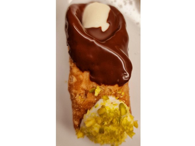 Cannoli mit Schokoladenglasur und gehackten Pistazien auf einem Teller., © Kultweine-Kochwelten-Kunstücke - Kochschule Sonja Lenz Cannoli mit Schokoladenglasur und gehackten Pistazien auf einem Teller., © Kultweine-Kochwelten-Kunstücke - Kochschule Sonja Lenz