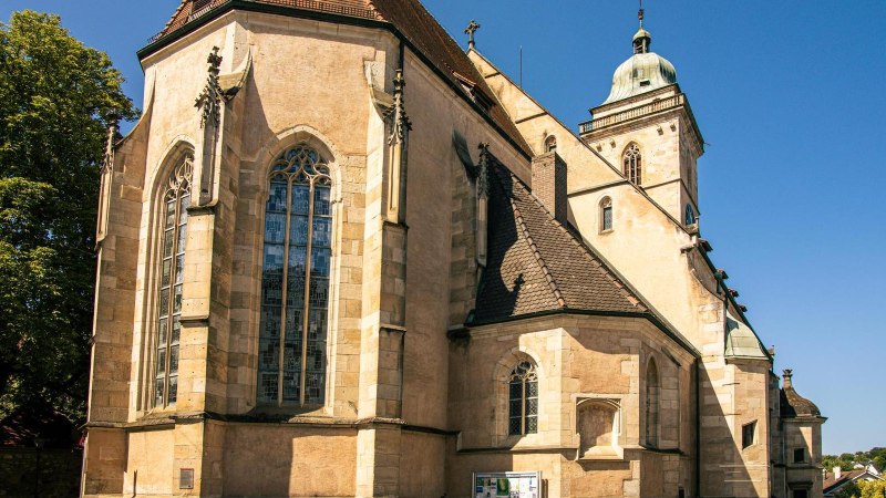 Die Laurentiuskirche in Nürtingen, ein historisches Gebäude mit gotischen Fenstern und einem Turm, bei strahlend blauem Himmel., © Stuttgart-Marketing GmbH, Sarah Schmid