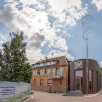 Das BrezelMuseum zeigt einen modernen Anbau neben einem älteren Gebäude unter einem bewölkten Himmel., © BrezelMuseum/Tourismusgemeinschaft Marbach-Bottwartal