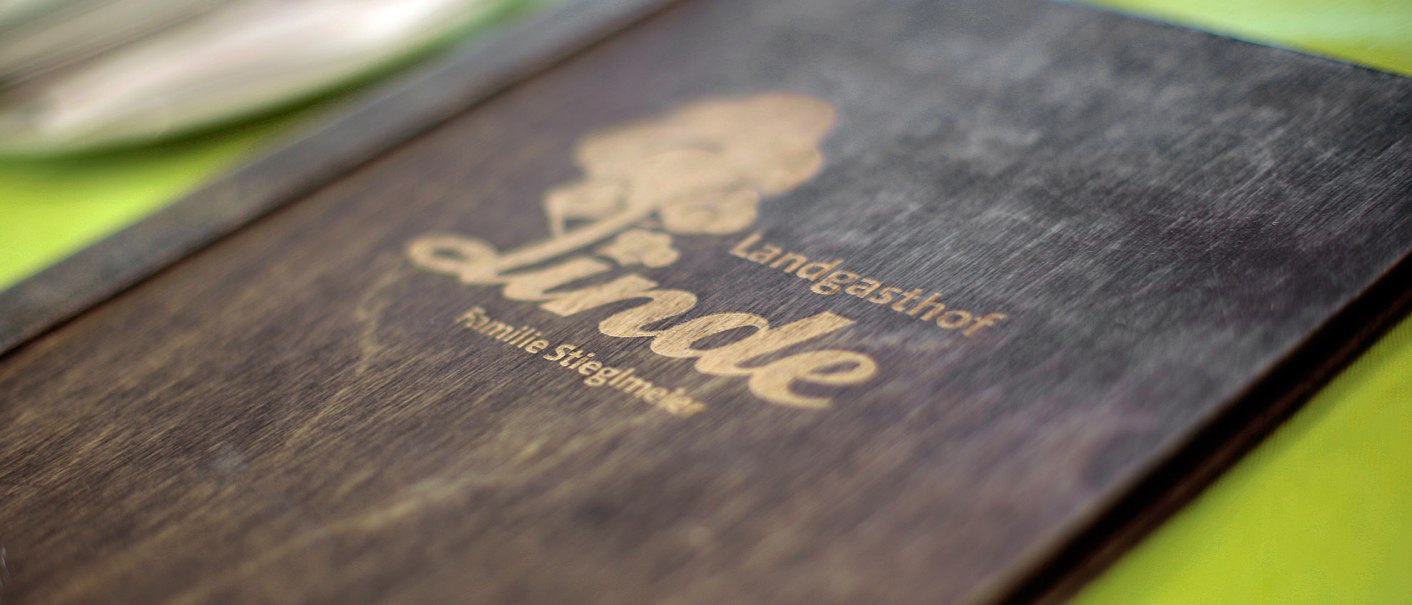 Nahaufnahme einer Speisekarte des Landgasthofs Linde, Familie Steigmeier, auf einem gr&uuml;nen Tisch., &copy; Landgasthof Linde