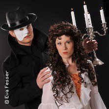 Zwei Personen in Musical-Kost&uuml;men: eine tr&auml;gt eine Maske und Hut, die andere hat lockiges Haar und h&auml;lt einen Kerzenhalter., &copy; links im Bild