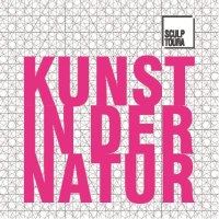 Grafik mit dem Text 'Kunst in der Natur' in pink auf geometrischem Hintergrund. Oben rechts steht 'Sculptoura' in einem Quadrat., &copy; Natur.Nah. Sch&ouml;nbuch & Heckeng&auml;u