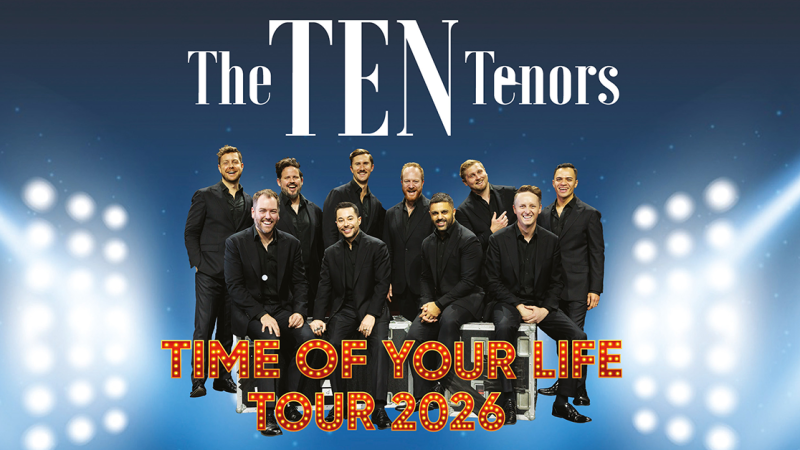 Die Gruppe The Ten Tenors posiert in schwarzen Anz&uuml;gen vor einem blauen Hintergrund mit Lichtern. Text: Time of Your Life Tour 2026., &copy; links im Bild