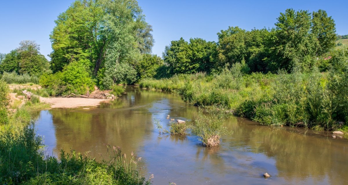 Ein Fluss mit &uuml;ppiger Vegetation an den Ufern, klarem Wasser und blauem Himmel. Die Umgebung wirkt nat&uuml;rlich und friedlich., &copy; Remstal Tourismus e.V.