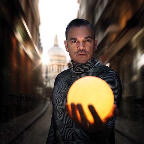 Ein Mann hält eine leuchtende Kugel in der Hand. Im Hintergrund ist eine unscharfe Kuppel zu sehen, die an eine Kathedrale erinnert., © Mercedes-Benz AG Ein Mann hält eine leuchtende Kugel in der Hand. Im Hintergrund ist eine unscharfe Kuppel zu sehen, die an eine Kathedrale erinnert., © Mercedes-Benz AG