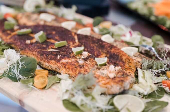 Gegrillter Fisch mit Limettenst&uuml;cken und Gem&uuml;se auf einem Buffet angerichtet., &copy; Cool-Tours StattReisen