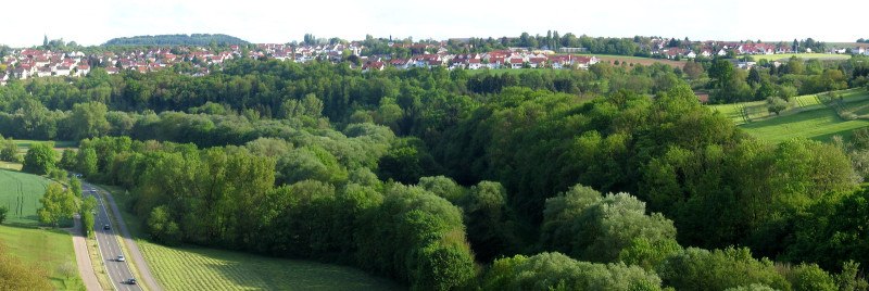 Panorama von Erdmannhausen mit grünen Wäldern und Feldern im Vordergrund, im Hintergrund eine Siedlung mit roten Dächern., © Von Ludwigs Unbürger - Eigenes Werk, CC BY-SA 4.0, https://commons.wikimedia.org/w/index.php?curid=49152104 Panorama von Erdmannhausen mit grünen Wäldern und Feldern im Vordergrund, im Hintergrund eine Siedlung mit roten Dächern., © Von Ludwigs Unbürger - Eigenes Werk, CC BY-SA 4.0, https://commons.wikimedia.org/w/index.php?curid=49152104