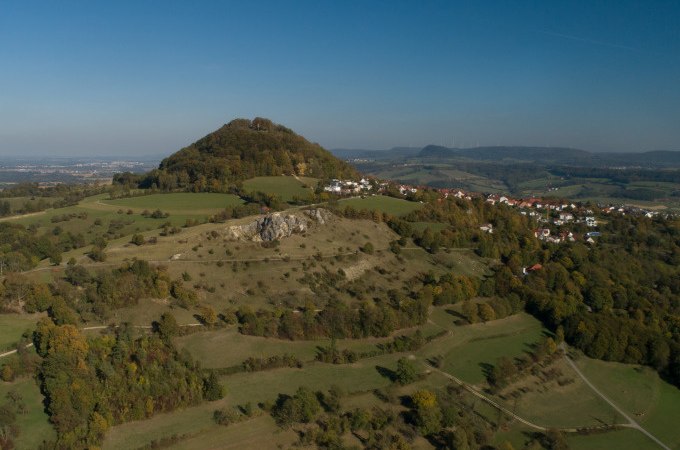 Luftaufnahme des Hohenstaufen Berges, umgeben von gr&uuml;nen Feldern und einem Dorf. Der Himmel ist klar und blau., &copy; Stadt G&ouml;ppingen
