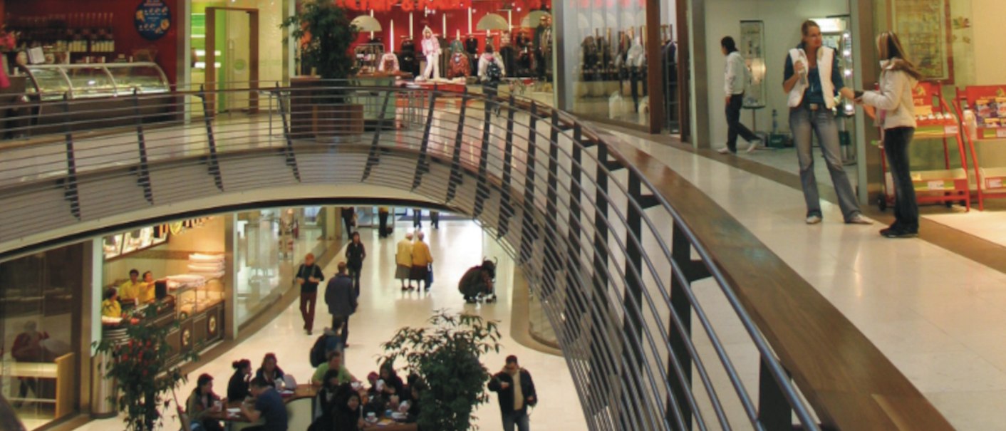 Innenansicht der Königsbau Passagen mit Geschäften und Menschen auf zwei Etagen. Eine geschwungene Brücke verbindet die Bereiche., © Stuttgart-Marketing GmbH Innenansicht der Königsbau Passagen mit Geschäften und Menschen auf zwei Etagen. Eine geschwungene Brücke verbindet die Bereiche., © Stuttgart-Marketing GmbH