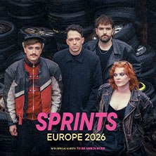 Band SPRINTS posiert vor gestapelten Autoreifen. Text: "SPRINTS EUROPE 2026" in pinker Schrift., &copy; links im Bild