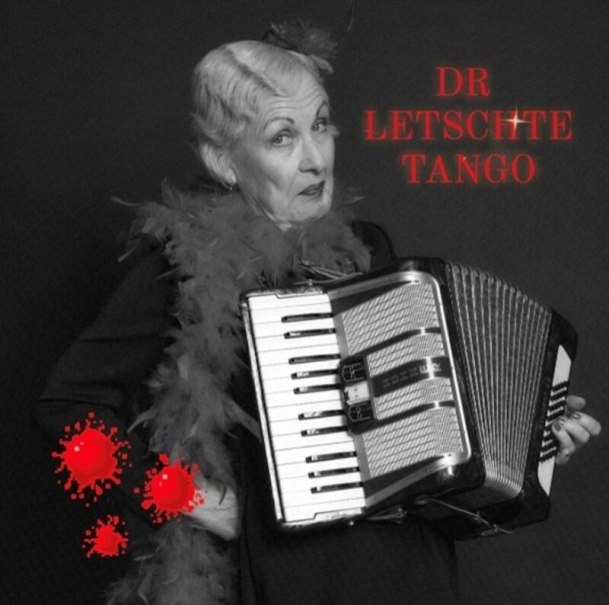 Frau mit Federboa und Akkordeon, Text 'Dr Letschte Tango', rote Farbspritzer, schwarz-weißes Bild., © Mediathek im KUBUS Frau mit Federboa und Akkordeon, Text 'Dr Letschte Tango', rote Farbspritzer, schwarz-weißes Bild., © Mediathek im KUBUS