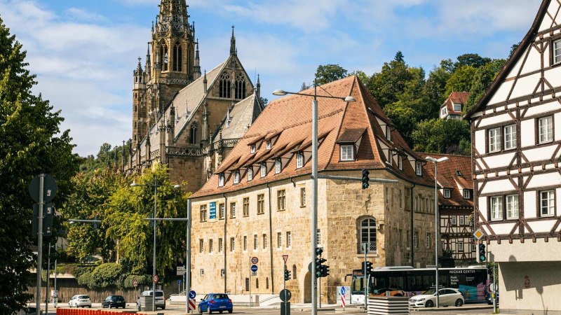 Historische Gebäude in Esslingen am Neckar, darunter Fachwerkhäuser und eine Kirche. Die Szene zeigt eine belebte Straßenecke mit Autos und Bussen., © SMG, Sarah Schmid Historische Gebäude in Esslingen am Neckar, darunter Fachwerkhäuser und eine Kirche. Die Szene zeigt eine belebte Straßenecke mit Autos und Bussen., © SMG, Sarah Schmid