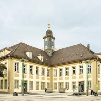 Das Rathaus von G&ouml;ppingen auf dem Marktplatz, umgeben von B&auml;umen und Menschen. Der Uhrturm ragt in den bew&ouml;lkten Himmel., &copy; Stuttgart-Marketing GmbH, Sarah Schmid