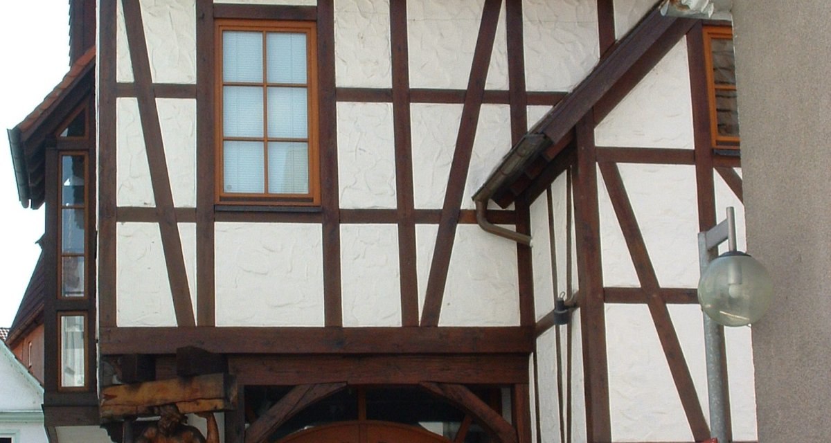 Fachwerkhaus mit markanter Holztür und geschnitzter Figur an der Fassade. Traditionelle Architektur in Künzelsau, Deutschland., © Touristikgemeinschaft Hohenlohe e. V. | Marion Schlund Fachwerkhaus mit markanter Holztür und geschnitzter Figur an der Fassade. Traditionelle Architektur in Künzelsau, Deutschland., © Touristikgemeinschaft Hohenlohe e. V. | Marion Schlund