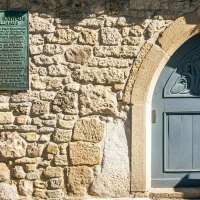 Eingang des Stadtmuseums Sindelfingen mit einer historischen Tafel und einer blauen Holztür in einem steinernen Gebäude., © Stuttgart-Marketing GmbH, Sarah Schmid Eingang des Stadtmuseums Sindelfingen mit einer historischen Tafel und einer blauen Holztür in einem steinernen Gebäude., © Stuttgart-Marketing GmbH, Sarah Schmid