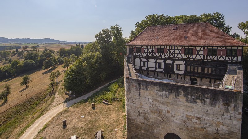 Das Wäscherschloss in ländlicher Umgebung, umgeben von Bäumen und Feldern, bei sonnigem Wetter aus der Luft aufgenommen., © SMG, Achim Mende