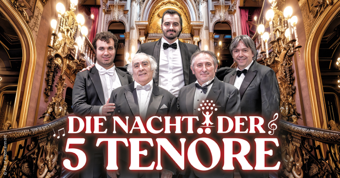 F&uuml;nf Ten&ouml;re in eleganten Anz&uuml;gen posieren in einem prunkvollen Opernhaus. Der Schriftzug 'Die Nacht der 5 Ten&ouml;re' ist prominent im Vordergrund., &copy; links im Bild