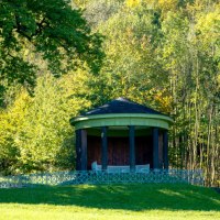 Ein rundes Pavillon mit Säulen steht inmitten einer grünen Landschaft, umgeben von Bäumen und Wiese., © Landkreis Göppingen