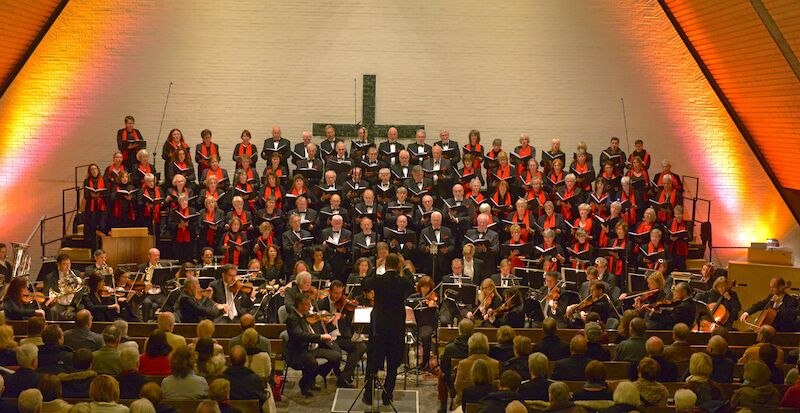 Ein Chor und Orchester führen in einer Kirche ein Requiem auf. Der Dirigent steht vor dem Ensemble, das Publikum sitzt im Vordergrund., © Stadt Sindelfingen Ein Chor und Orchester führen in einer Kirche ein Requiem auf. Der Dirigent steht vor dem Ensemble, das Publikum sitzt im Vordergrund., © Stadt Sindelfingen