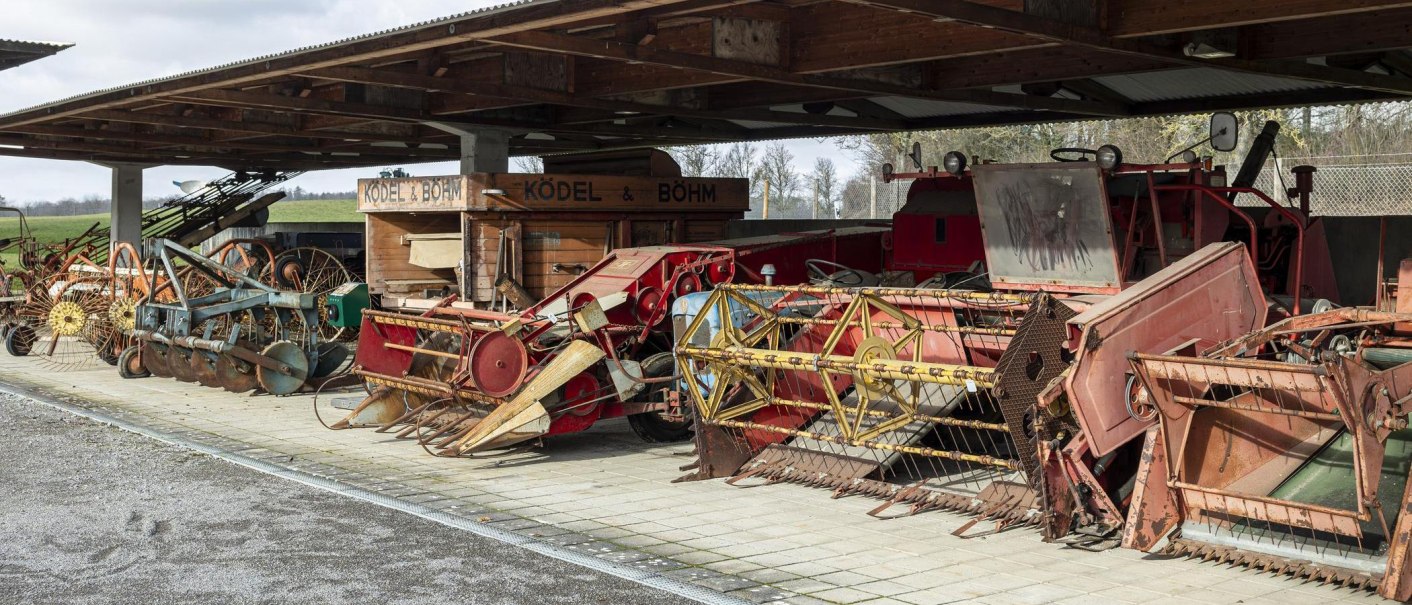 Historische landwirtschaftliche Maschinen und Geräte unter einem überdachten Bereich im Freien, ausgestellt im Deutschen Landwirtschaftsmuseum., © SMG, Sarah Schmid