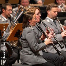 Musiker des Heeresmusikkorps spielen Klarinetten bei einem Konzert. Sie tragen graue Uniformen und sind in einer Reihe aufgestellt., © links im Bild