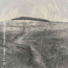 Schwarz-weiß Zeichnung einer hügeligen Landschaft mit einem Pfad, der zum Horizont führt. Der Himmel ist strukturiert dargestellt., © links im Bild