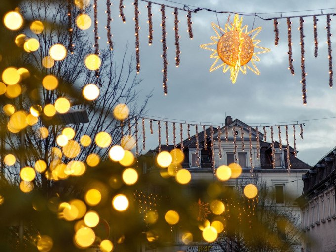 Weihnachtliche Lichterketten und ein leuchtender Stern schmücken eine klassizistische Stadtfassade bei Dämmerung., © Stadt Göppingen Weihnachtliche Lichterketten und ein leuchtender Stern schmücken eine klassizistische Stadtfassade bei Dämmerung., © Stadt Göppingen