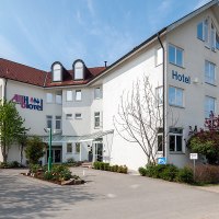 Das Albhotel Fortuna ist ein weißes Gebäude mit rotem Dach, umgeben von Bäumen und einem Parkplatz. Der Himmel ist blau und klar., © Albhotel Fortuna Das Albhotel Fortuna ist ein weißes Gebäude mit rotem Dach, umgeben von Bäumen und einem Parkplatz. Der Himmel ist blau und klar., © Albhotel Fortuna