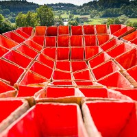 Rote, geometrische Struktur in Form eines Kraters vor einer grünen Landschaft mit Bäumen und Hügeln im Hintergrund., © Natur.Nah. Schönbuch & Heckengäu Rote, geometrische Struktur in Form eines Kraters vor einer grünen Landschaft mit Bäumen und Hügeln im Hintergrund., © Natur.Nah. Schönbuch & Heckengäu