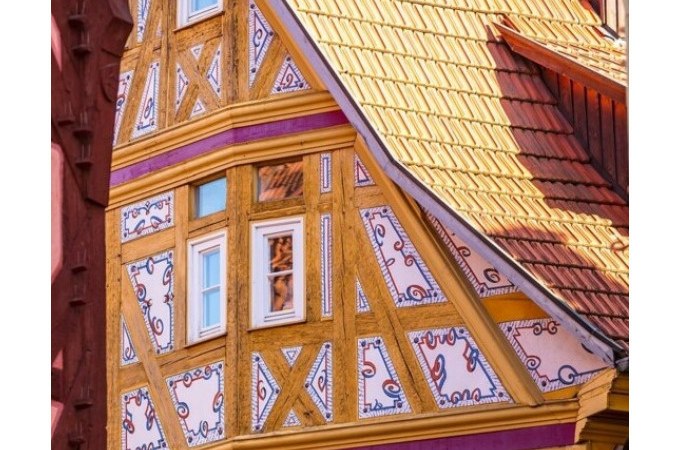 Detail eines Fachwerkhauses in Esslingen mit bunten Mustern und goldenen Dachziegeln., © Esslinger Stadtmarketing &amp; Tourismus GmbH